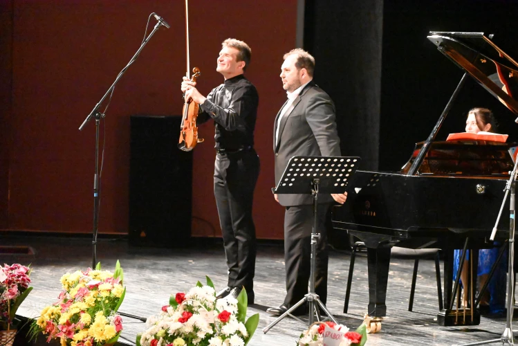 Концерт на цигуларя Светлин Русев и диригента Вахан Мардиросян